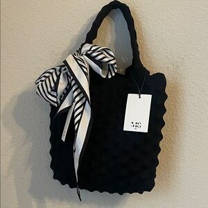Max Simple Pineapple Natural Fiber black Tote with 100% silk scarf . New w tags